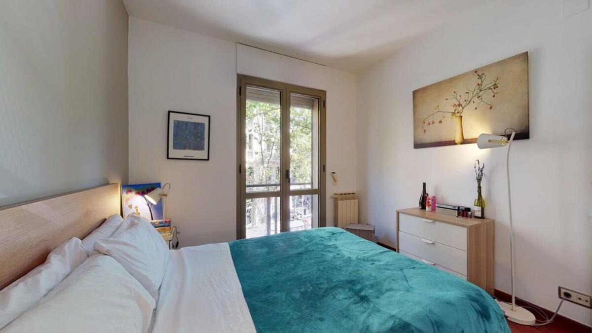 Modern And Bright Three-bedroom In Eixample Apartamento *