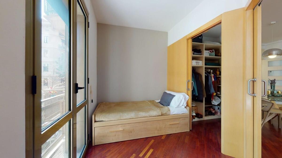 Modern And Bright Three-bedroom In Eixample Barcelona