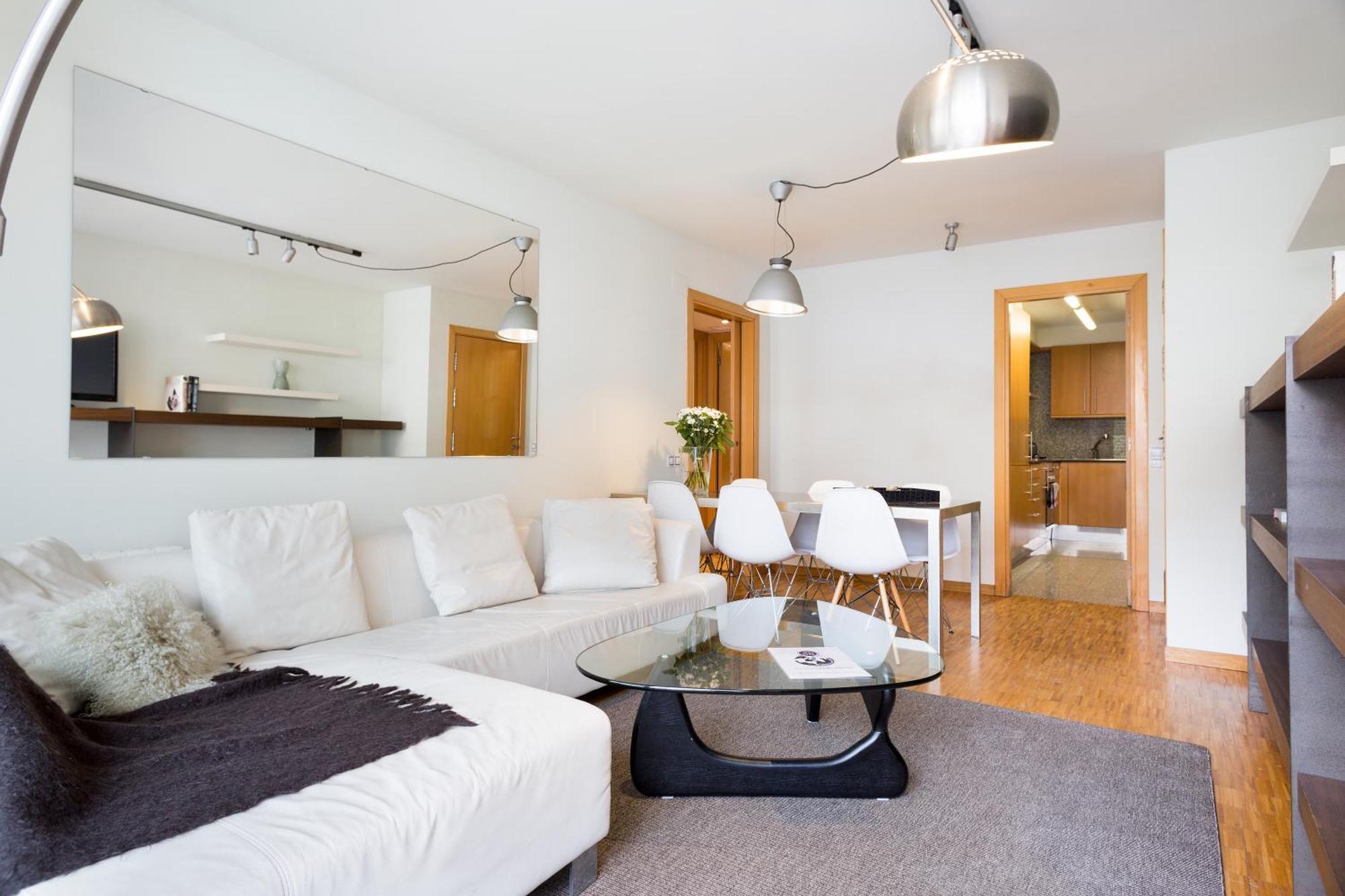 My Space Emirates - Spacious Near The Center Apartment Barcelona