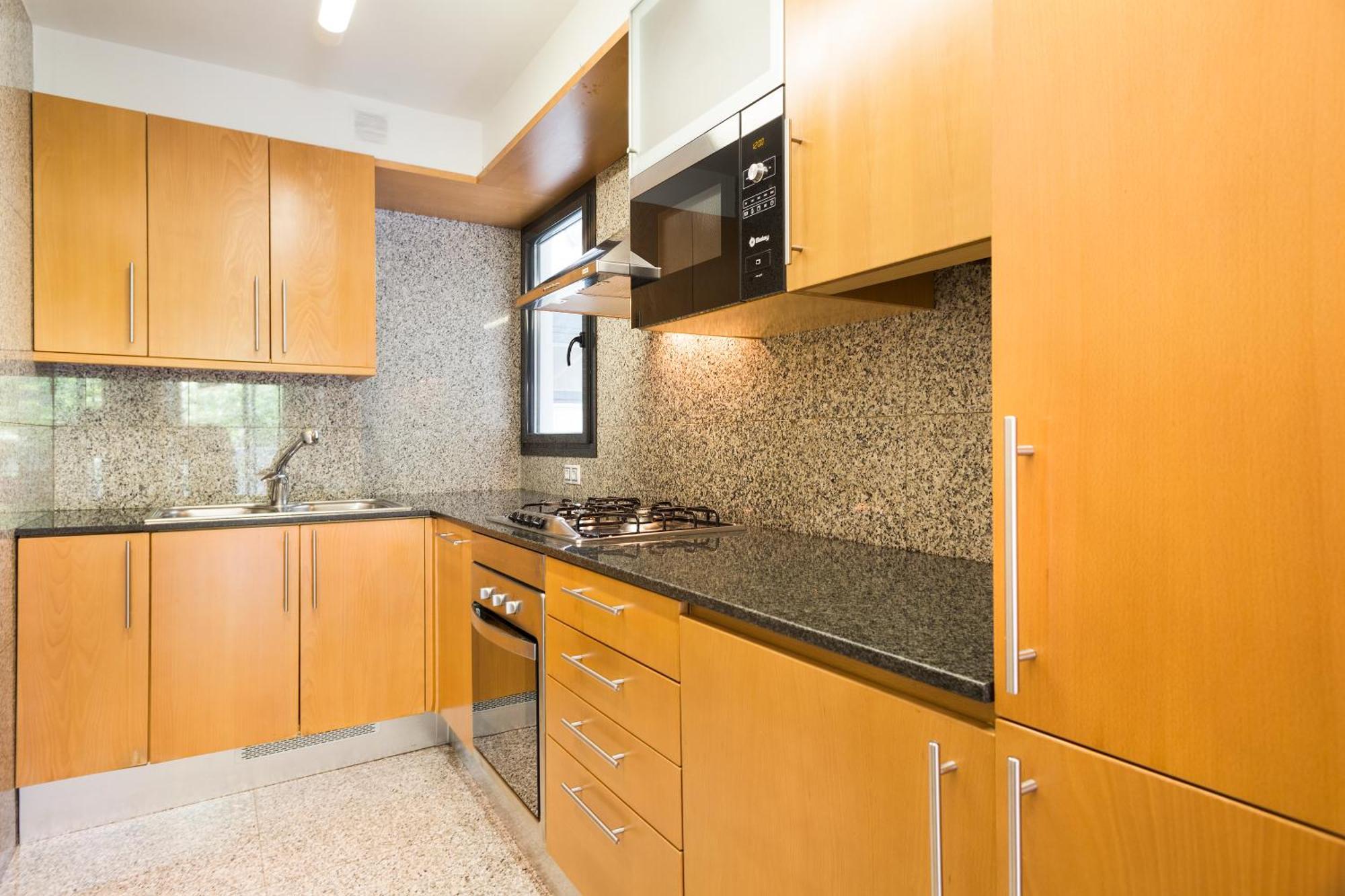 My Space Emirates - Spacious Near The Center Apartment Barcelona