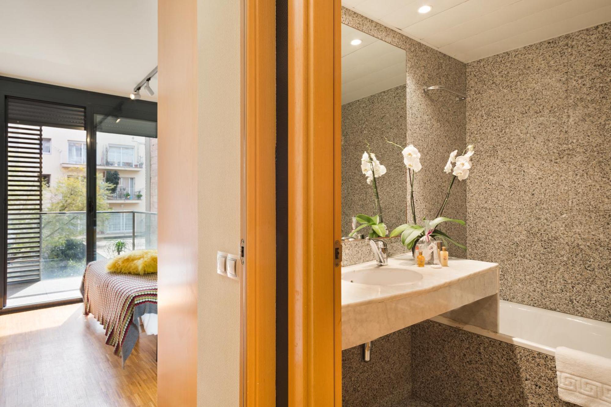 My Space Emirates - Spacious Near The Center Apartment Barcelona