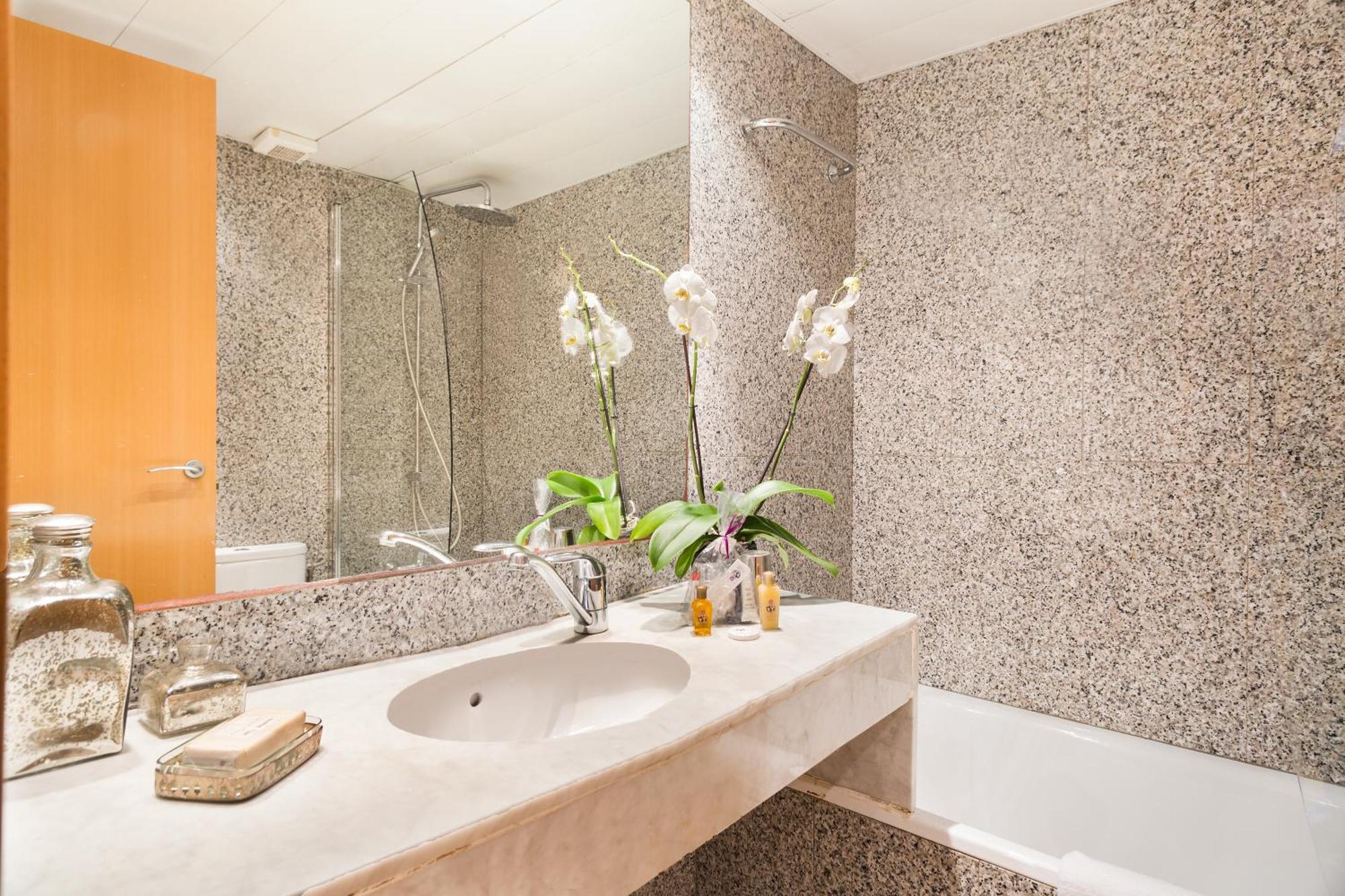 My Space Emirates - Spacious Near The Center Apartment Barcelona