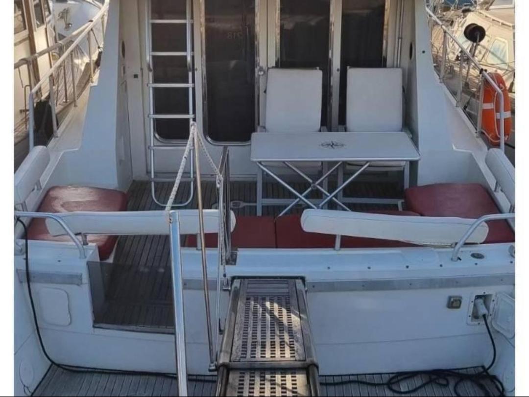 Barco Hotel en barco