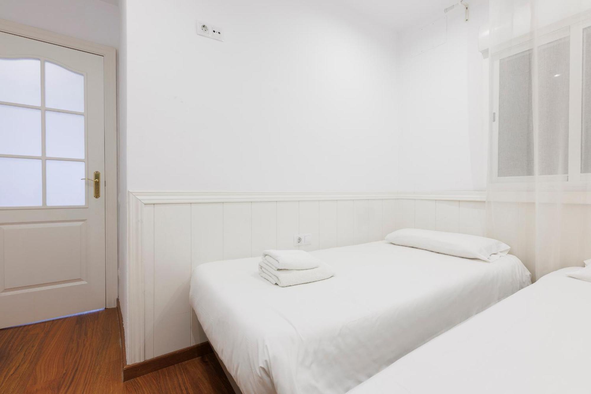 Aparteasy - Private Terrace, 3-bedroom Barcelona