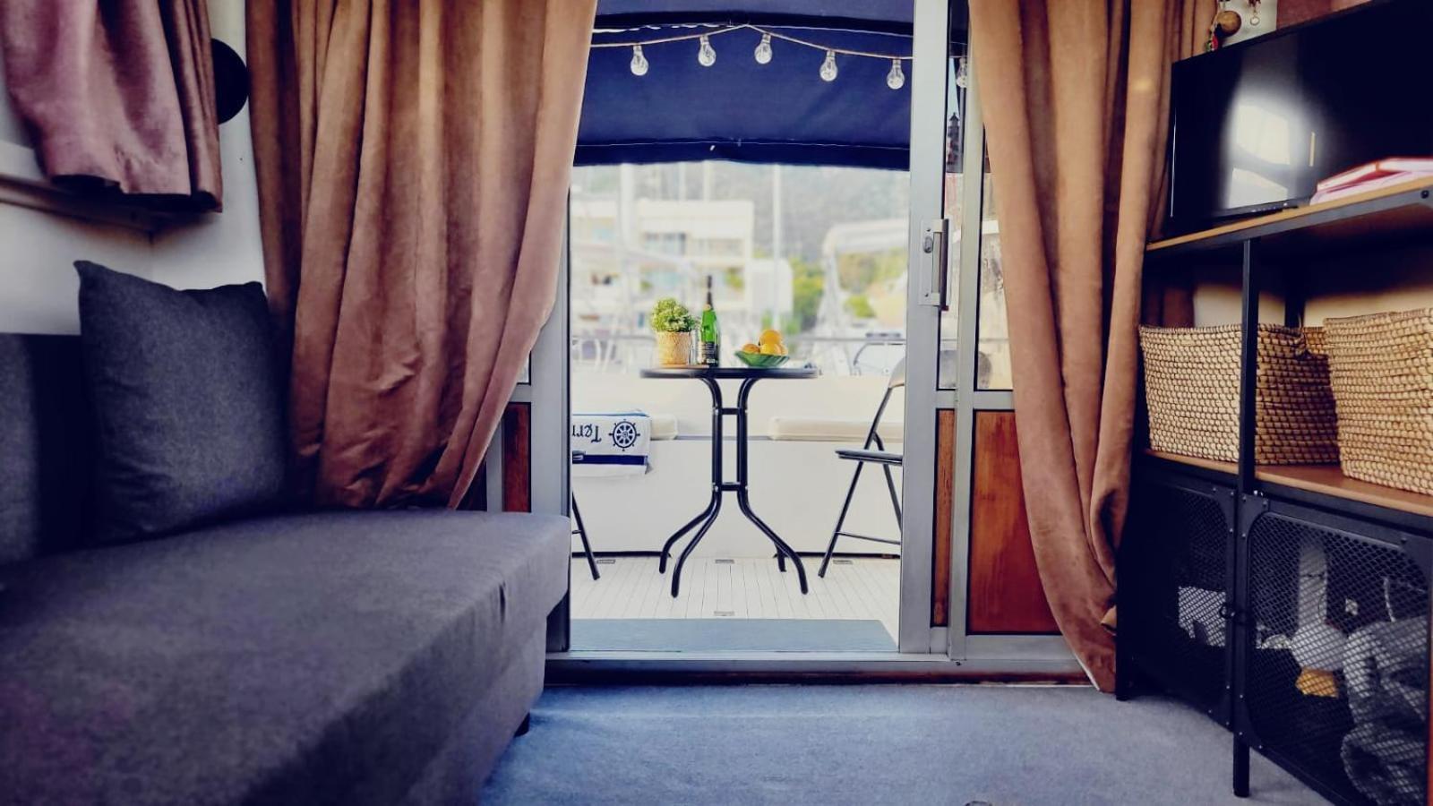 Cosy And Homey Houseboat Castelldefels Hotel en barco *