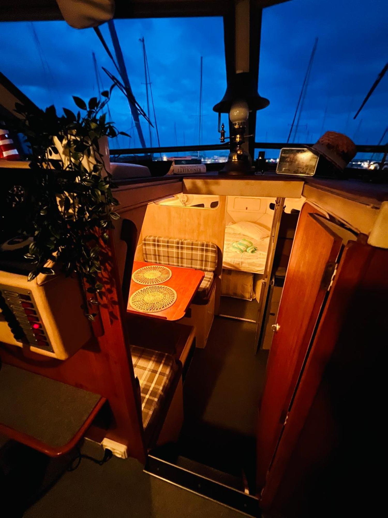 Cosy And Homey Houseboat Castelldefels Hotel en barco