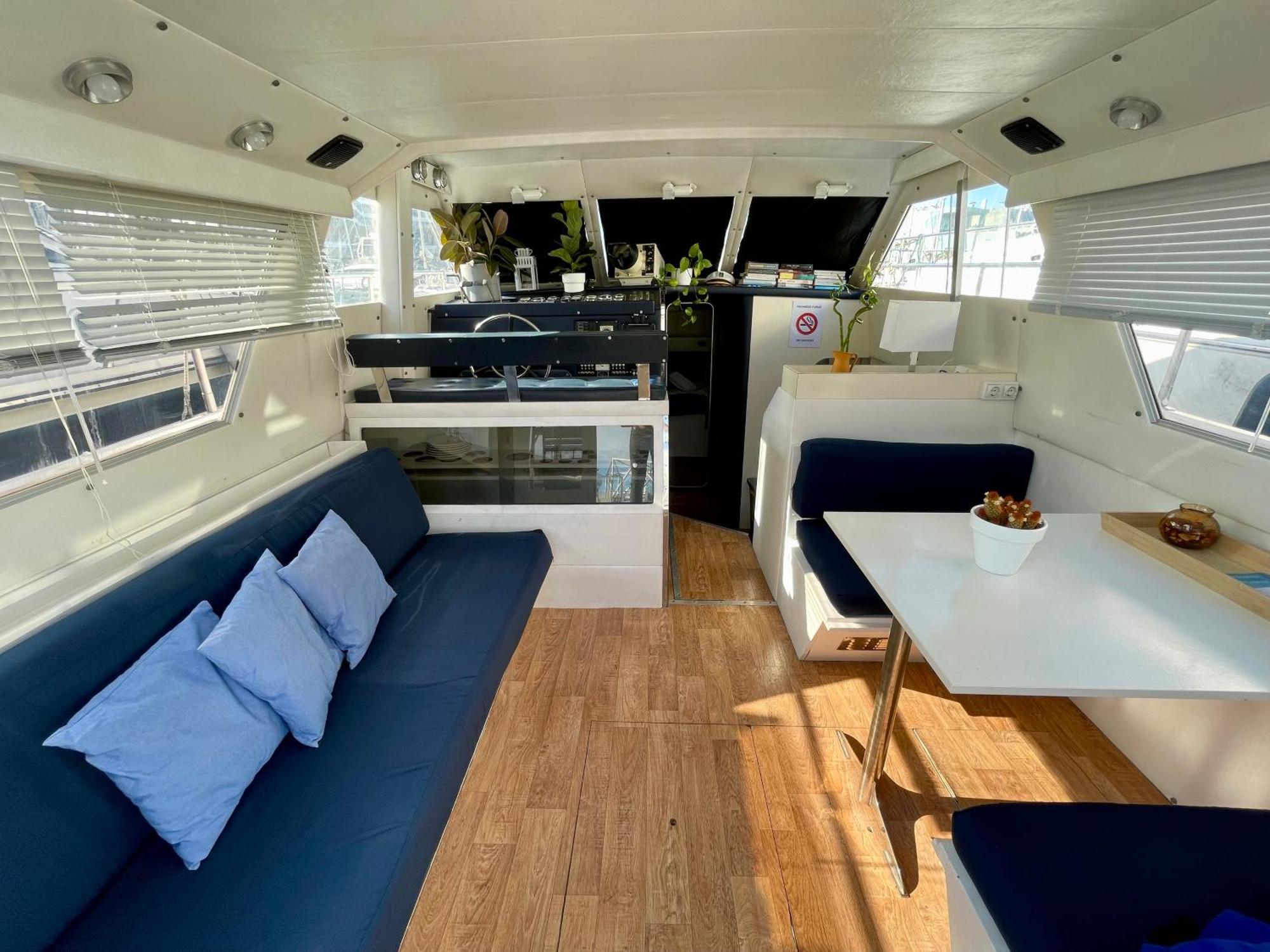 Barco Amplio Con 2 Camarotes / Comfy Boat With 2 Bedrooms - *