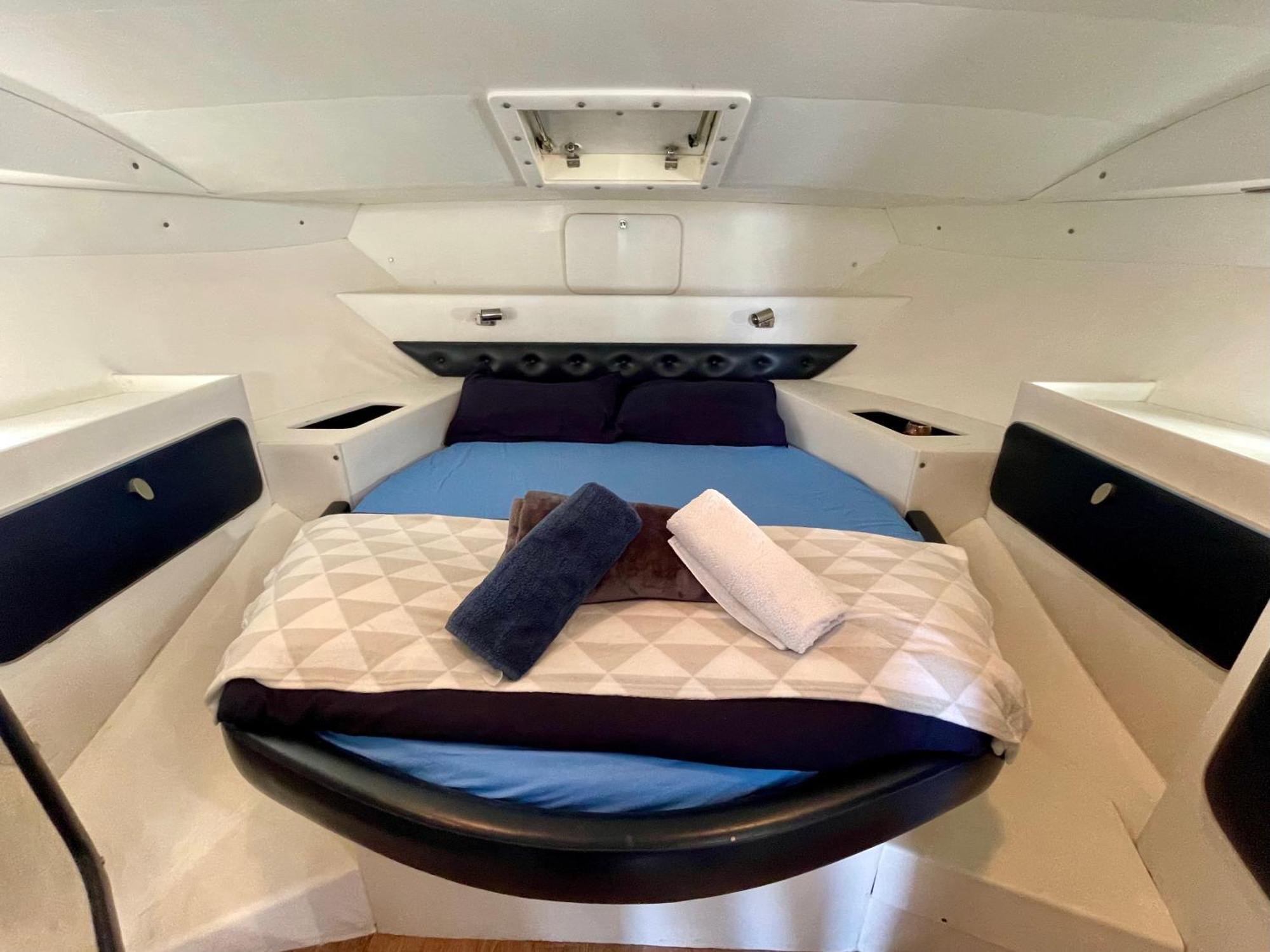 Barco Amplio Con 2 Camarotes / Comfy Boat With 2 Bedrooms -