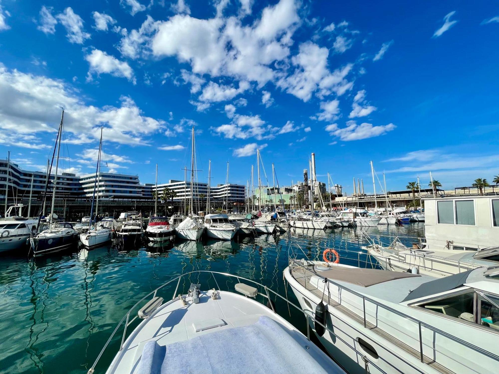 Barco Amplio Con 2 Camarotes / Comfy Boat With 2 Bedrooms - Hotel en barco *