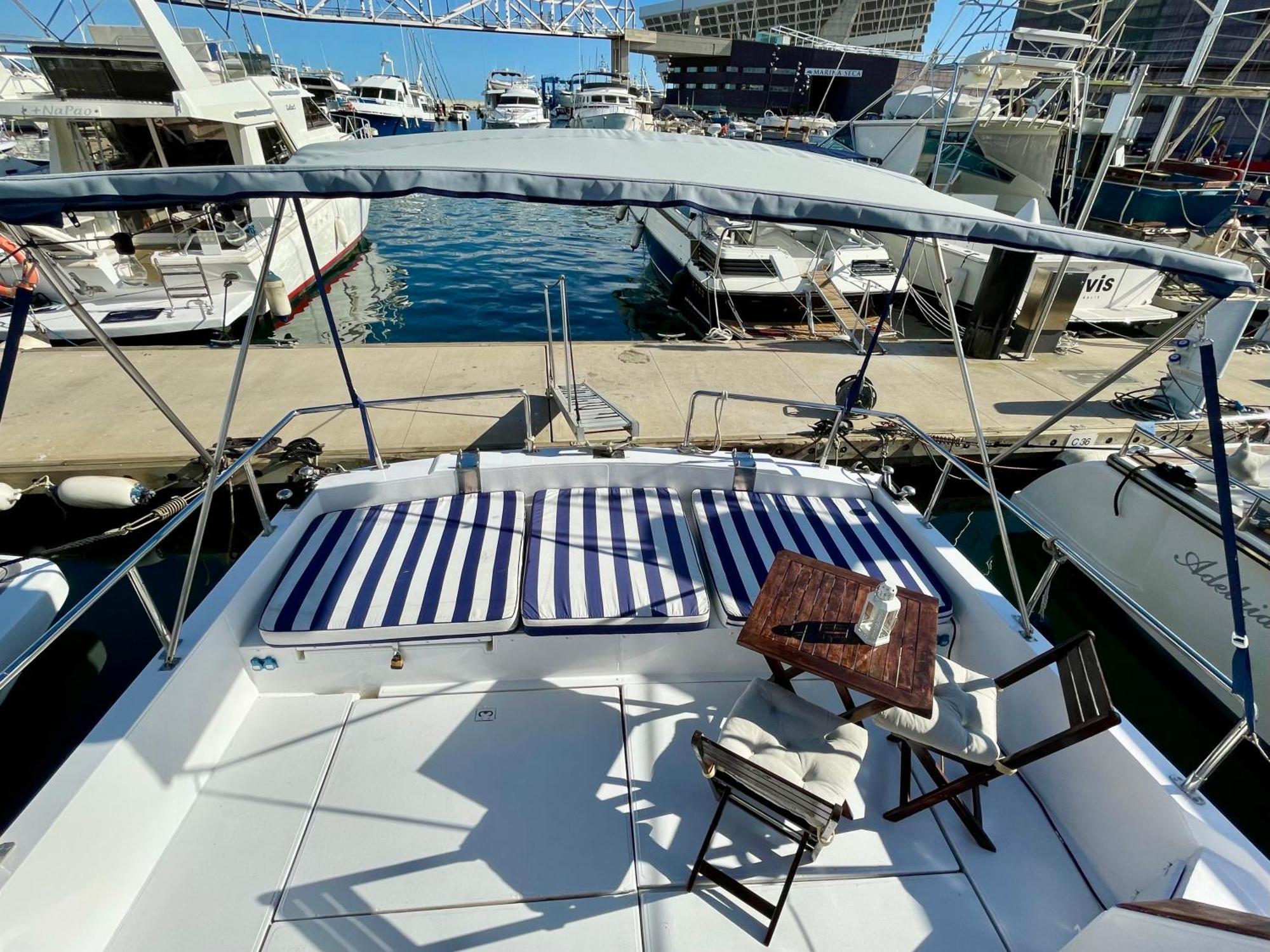 Hotel en barco Barco Amplio Con 2 Camarotes / Comfy Boat With 2 Bedrooms - *