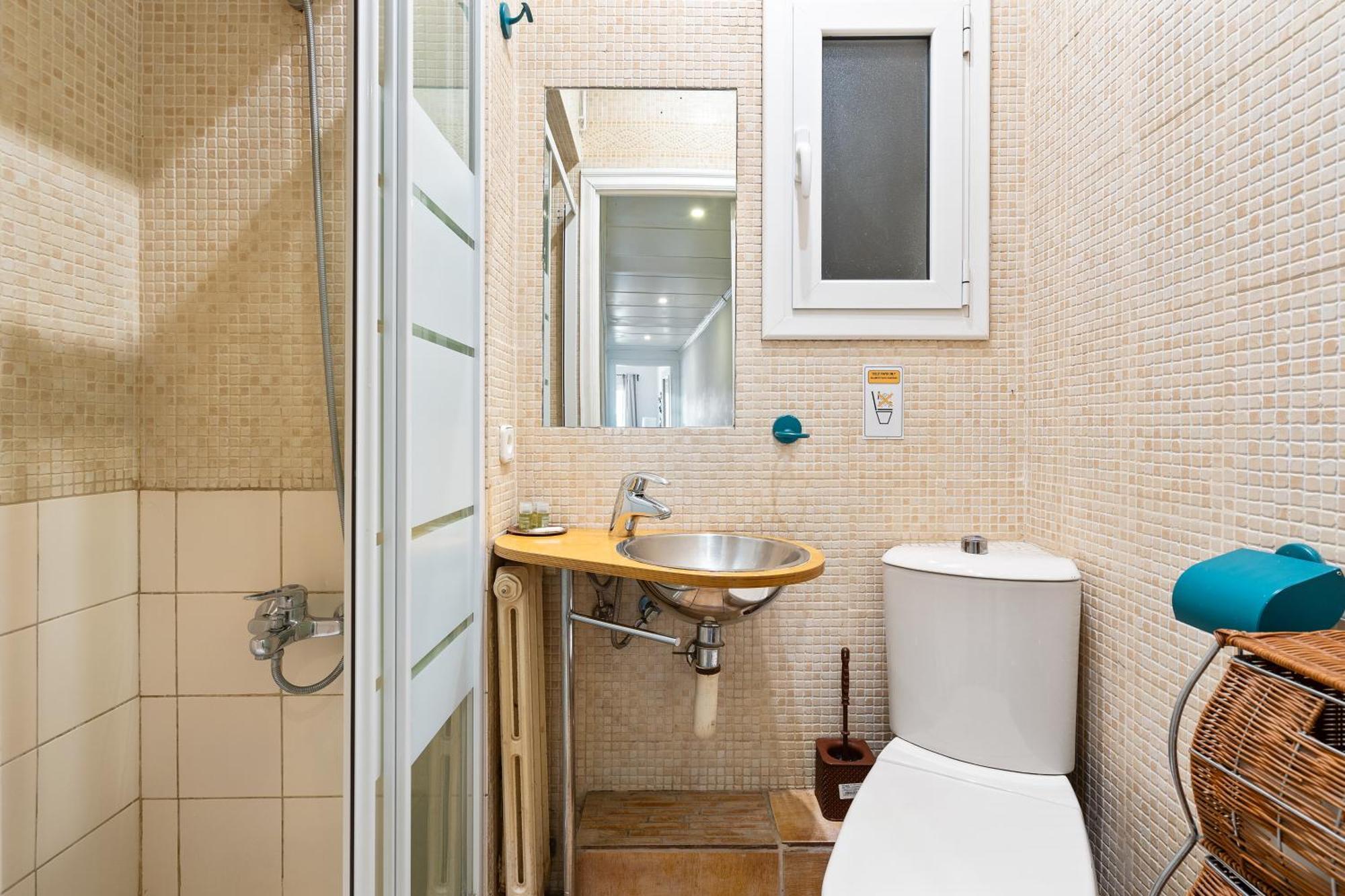 Eixample Ac, Sunlit Balcony & Prime Location