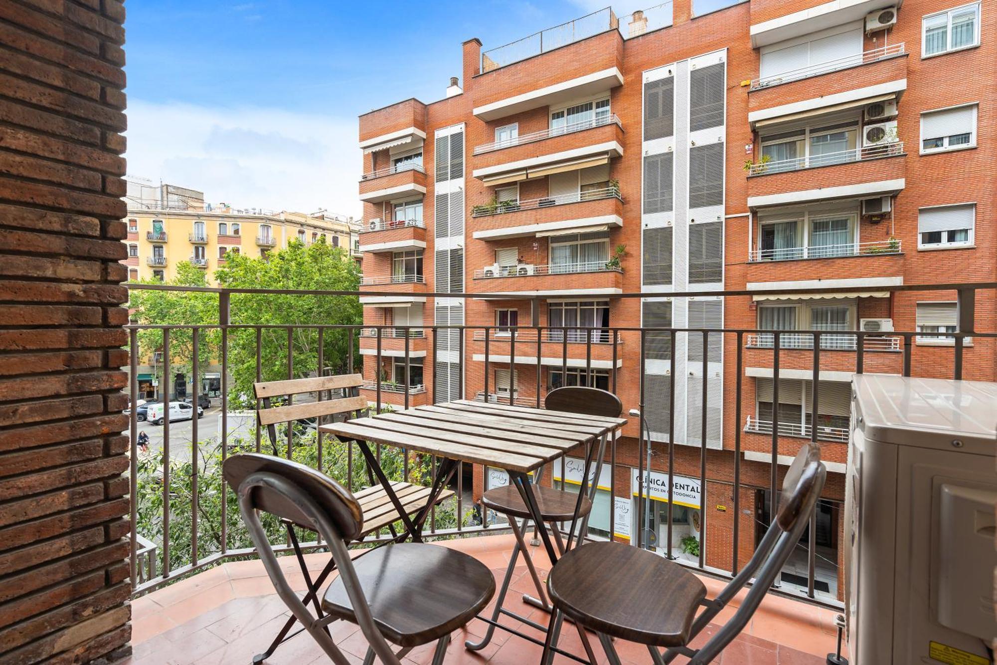 Apartamento Eixample Ac, Sunlit Balcony & Prime Location
