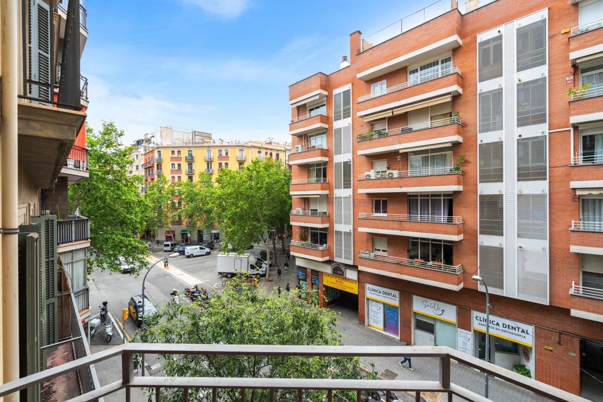 Eixample Ac, Sunlit Balcony & Prime Location