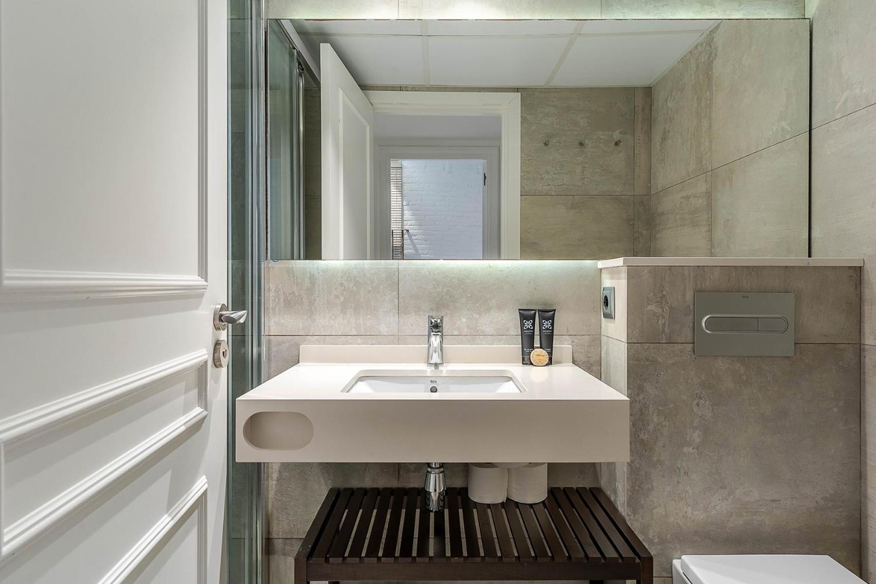 Enjoybcn Colon Apartment *