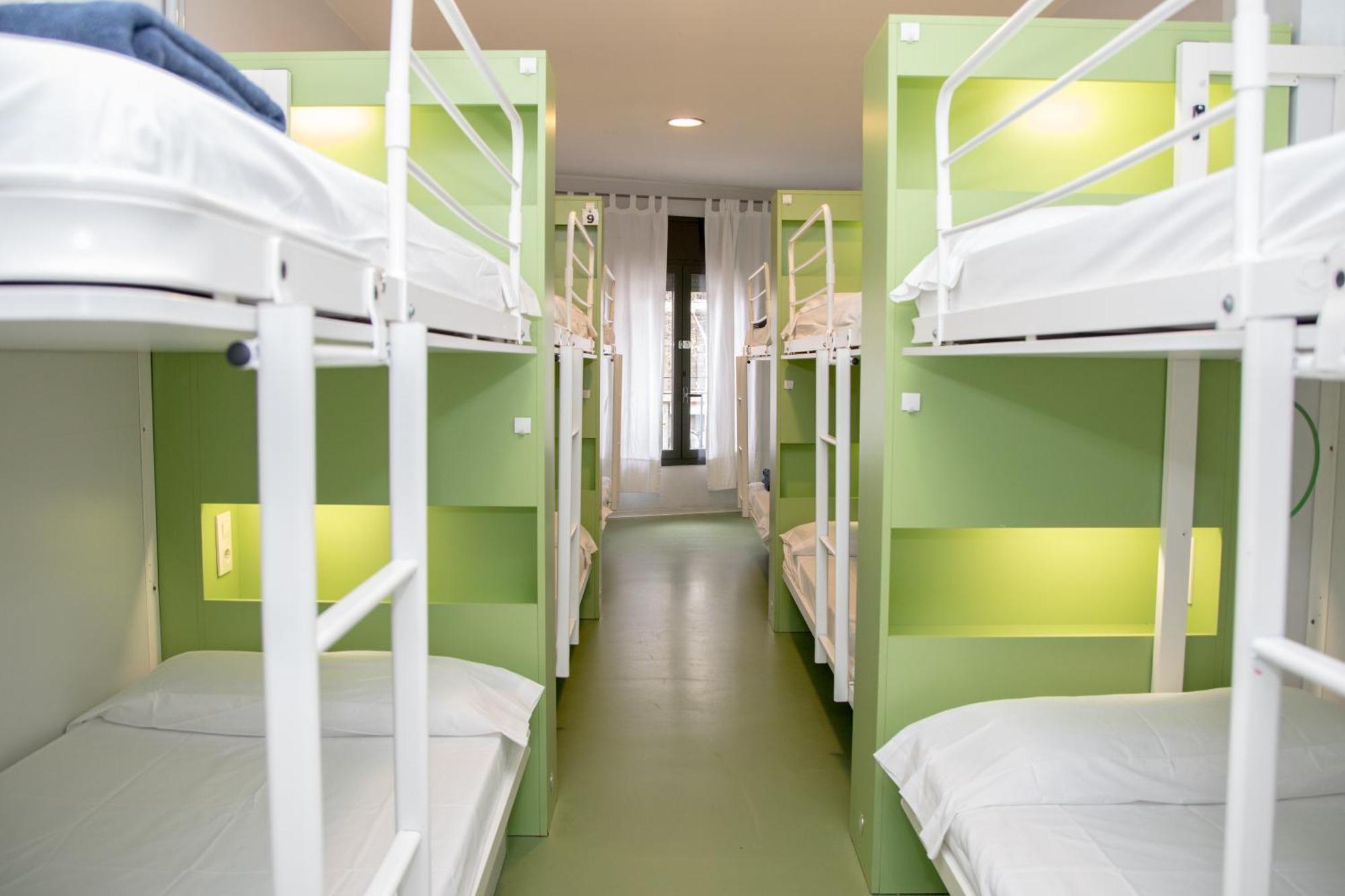 Sant Jordi Sagrada Familia Hostal Barcelona