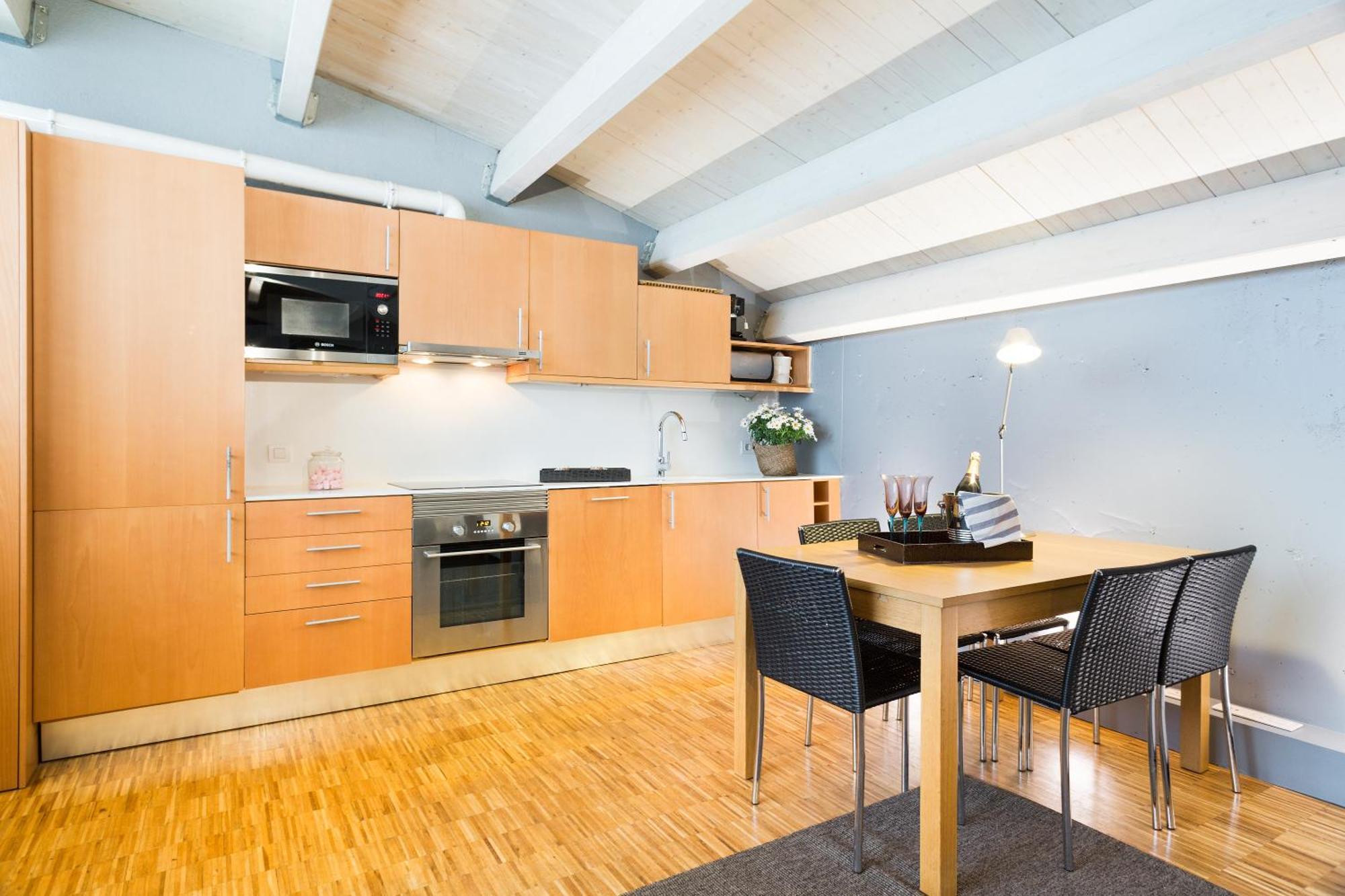 My Space Emirates - Spacious Near The Center Apartment Barcelona