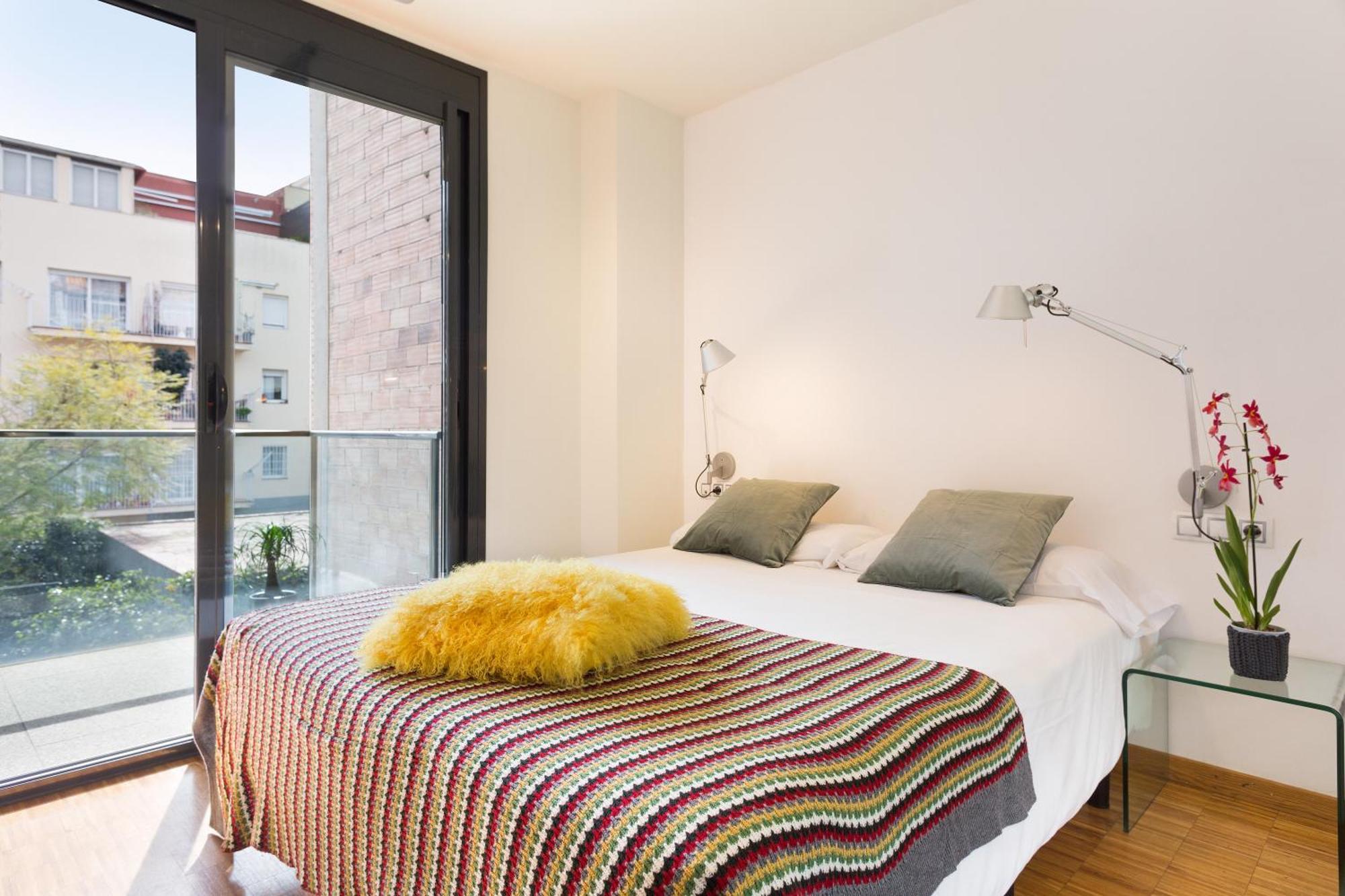 My Space Emirates - Spacious Near The Center Apartment Barcelona