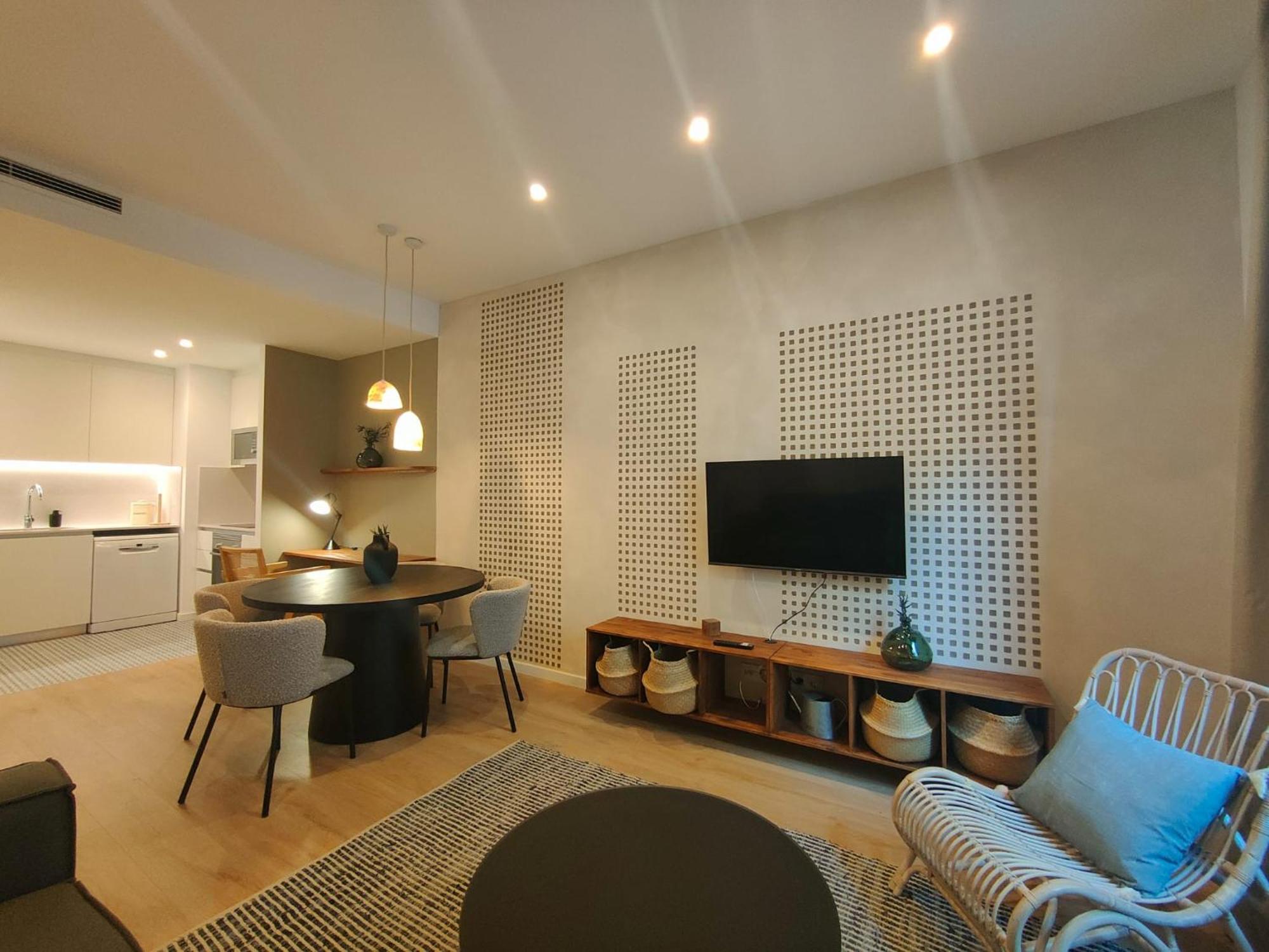 Luxury 4br With Balcony Apartment