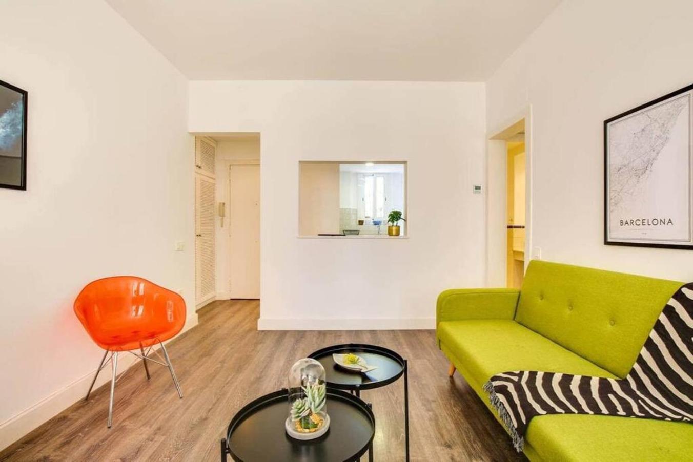 Colorful With Cozy Terrace In Gracia