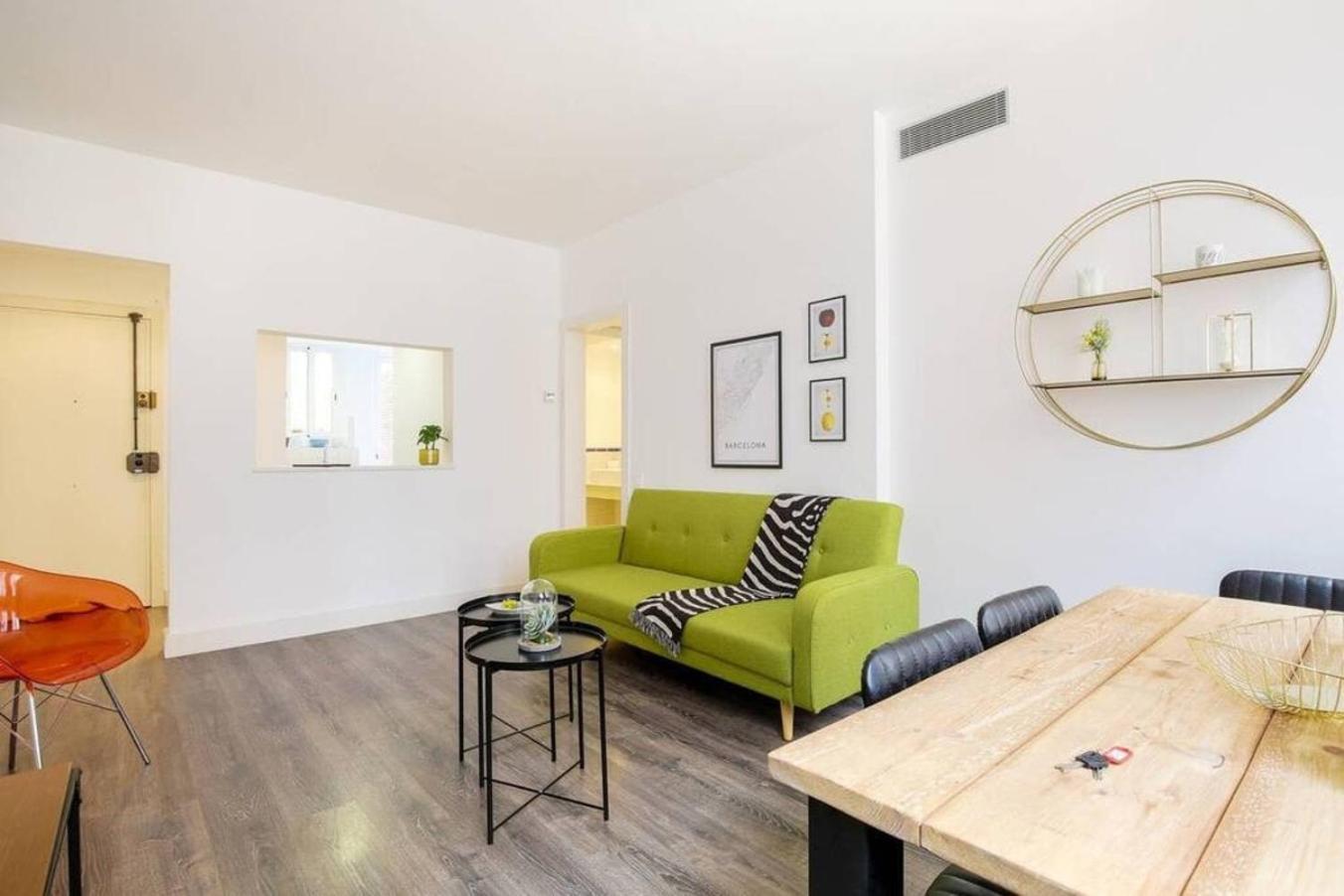 Colorful With Cozy Terrace In Gracia *