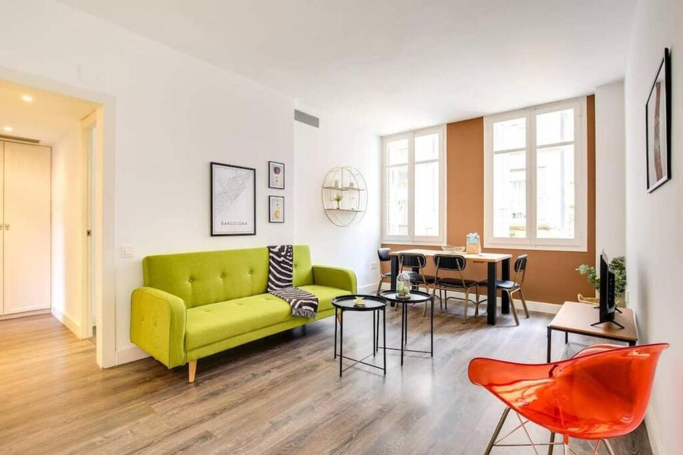 Colorful With Cozy Terrace In Gracia