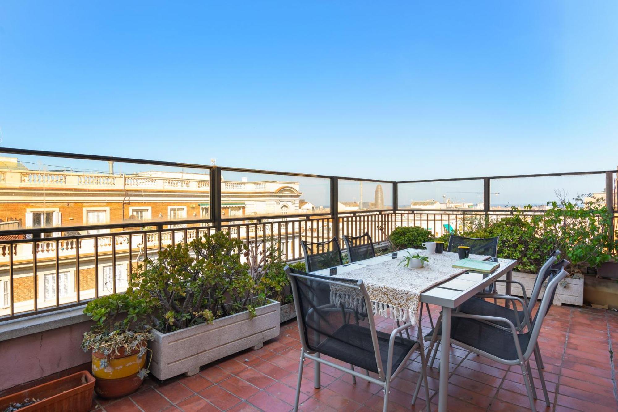 Chic 3br Retreat With Private Terrace Barcelona