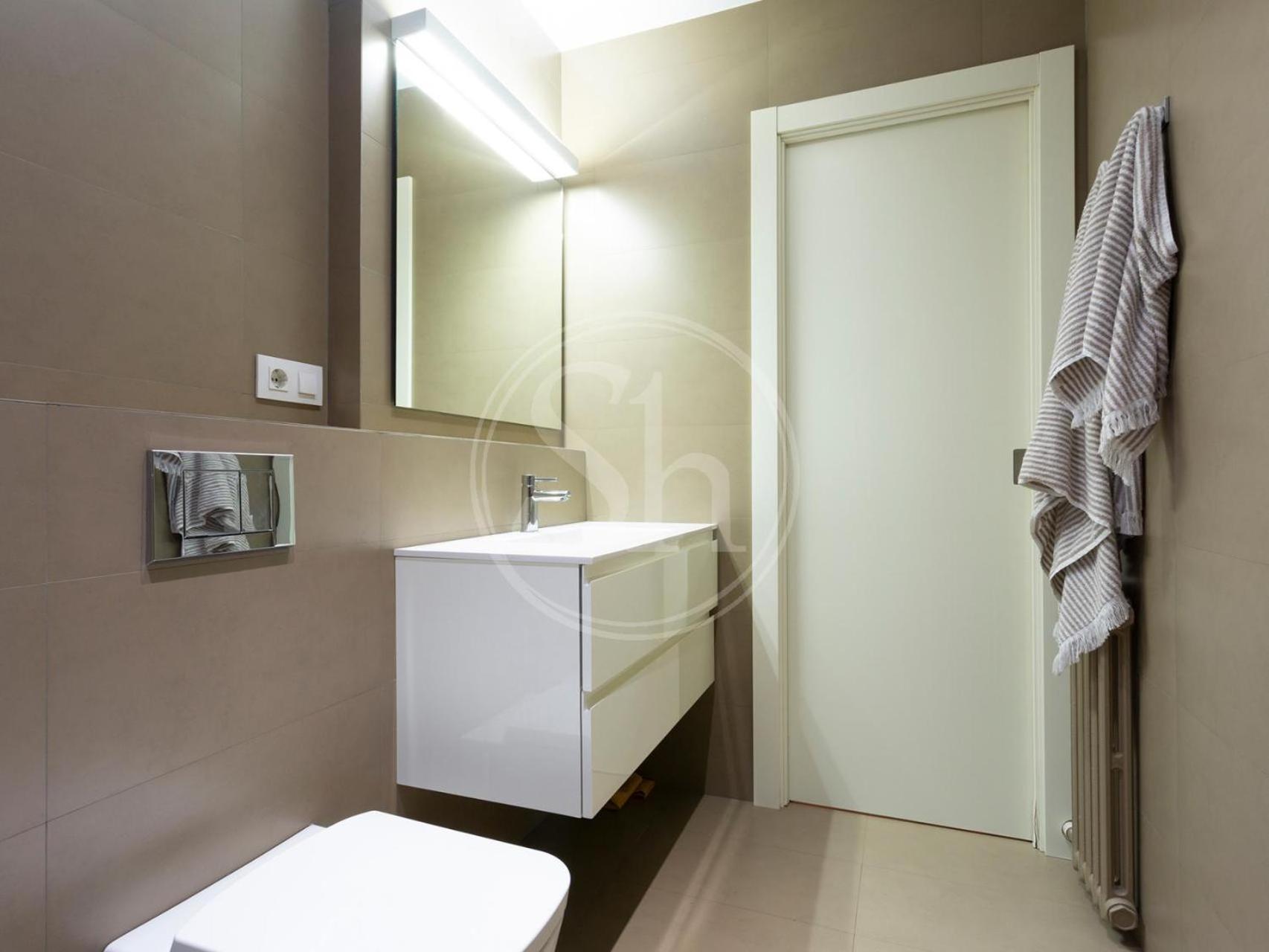 Apartamento Con Terraza Junto A Paseo De Gracia