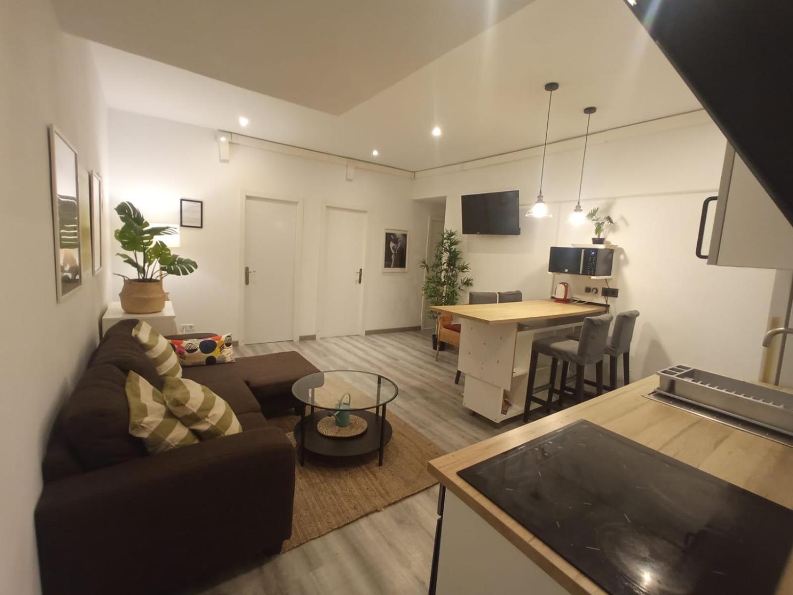 Private On Tamarit Street Hostal