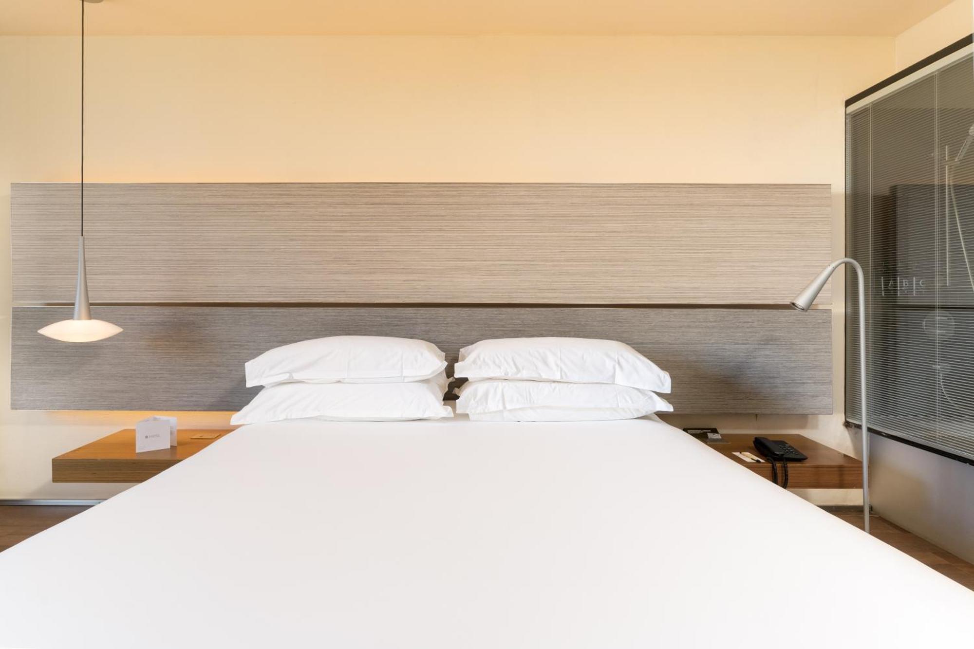 Hotel B