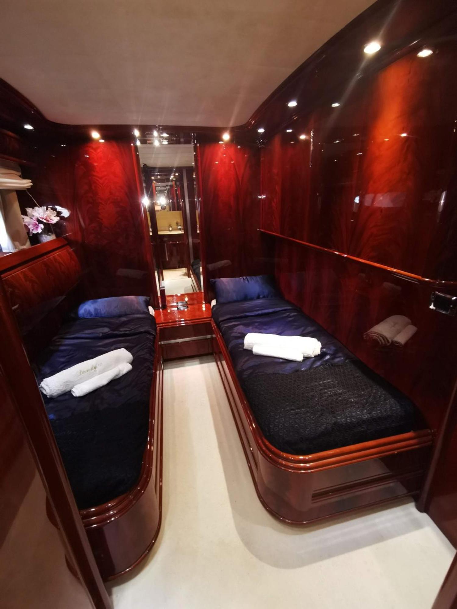Hotel en barco Luxury Yacht *