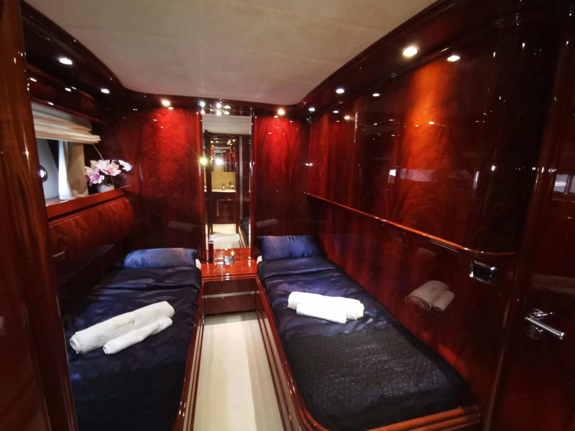 Hotel en barco Luxury Yacht *