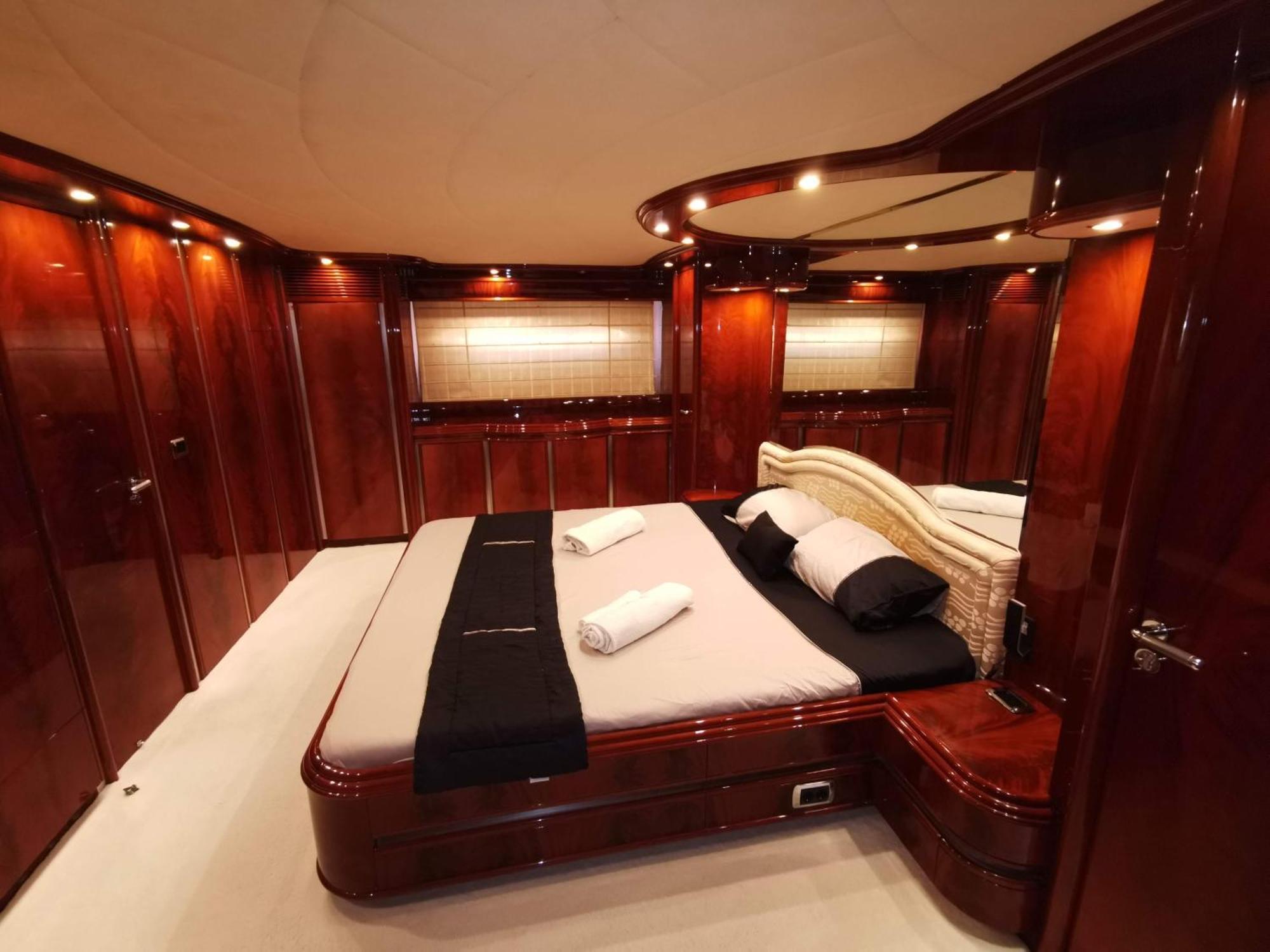 Hotel en barco Luxury Yacht *