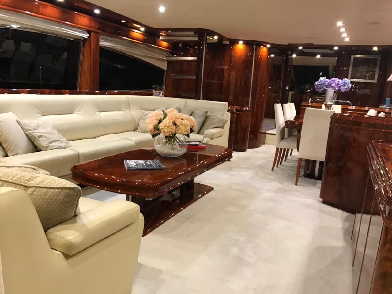 Luxury Yacht Hotel en barco Barcelona