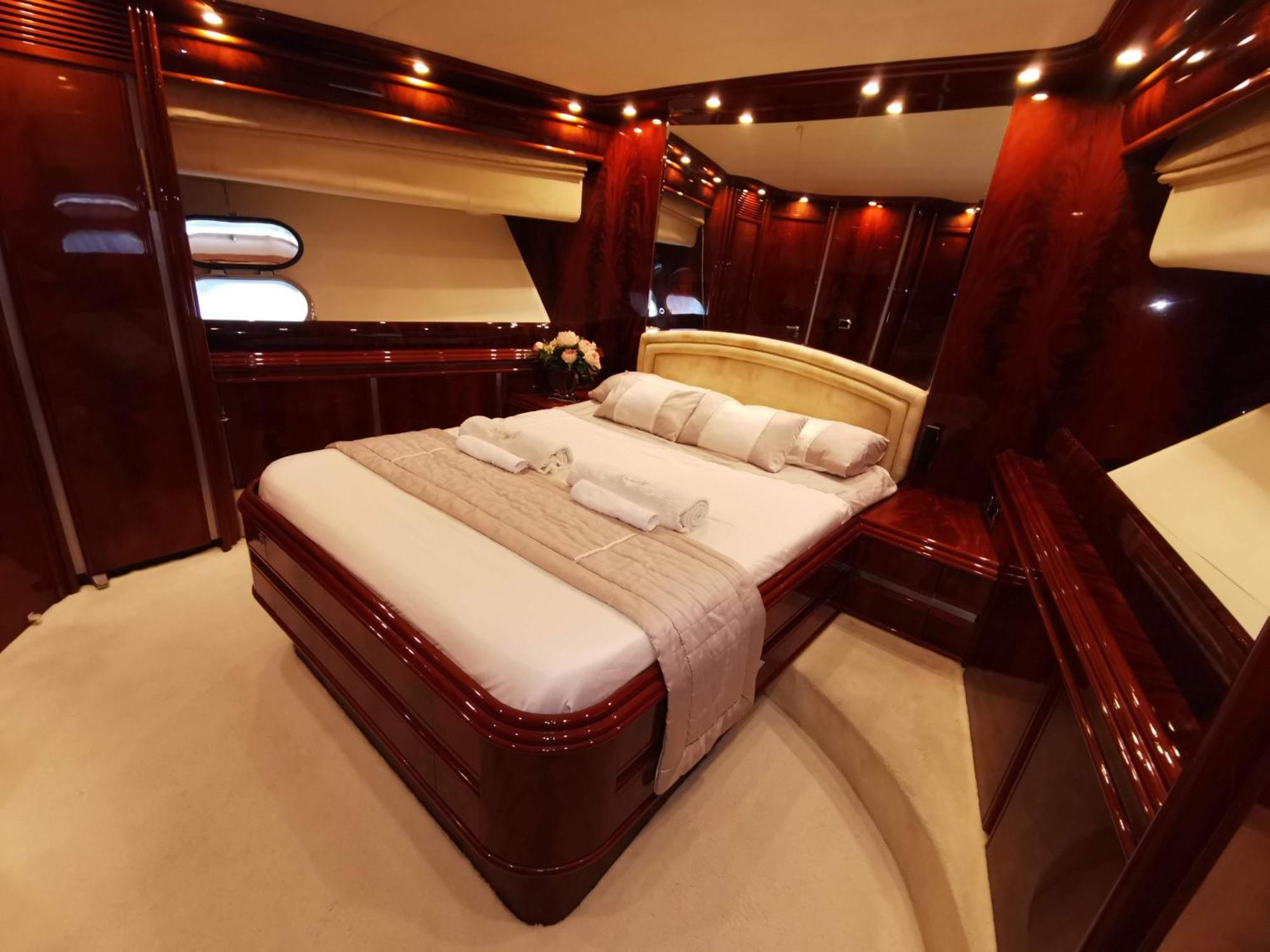 Hotel en barco Luxury Yacht Barcelona