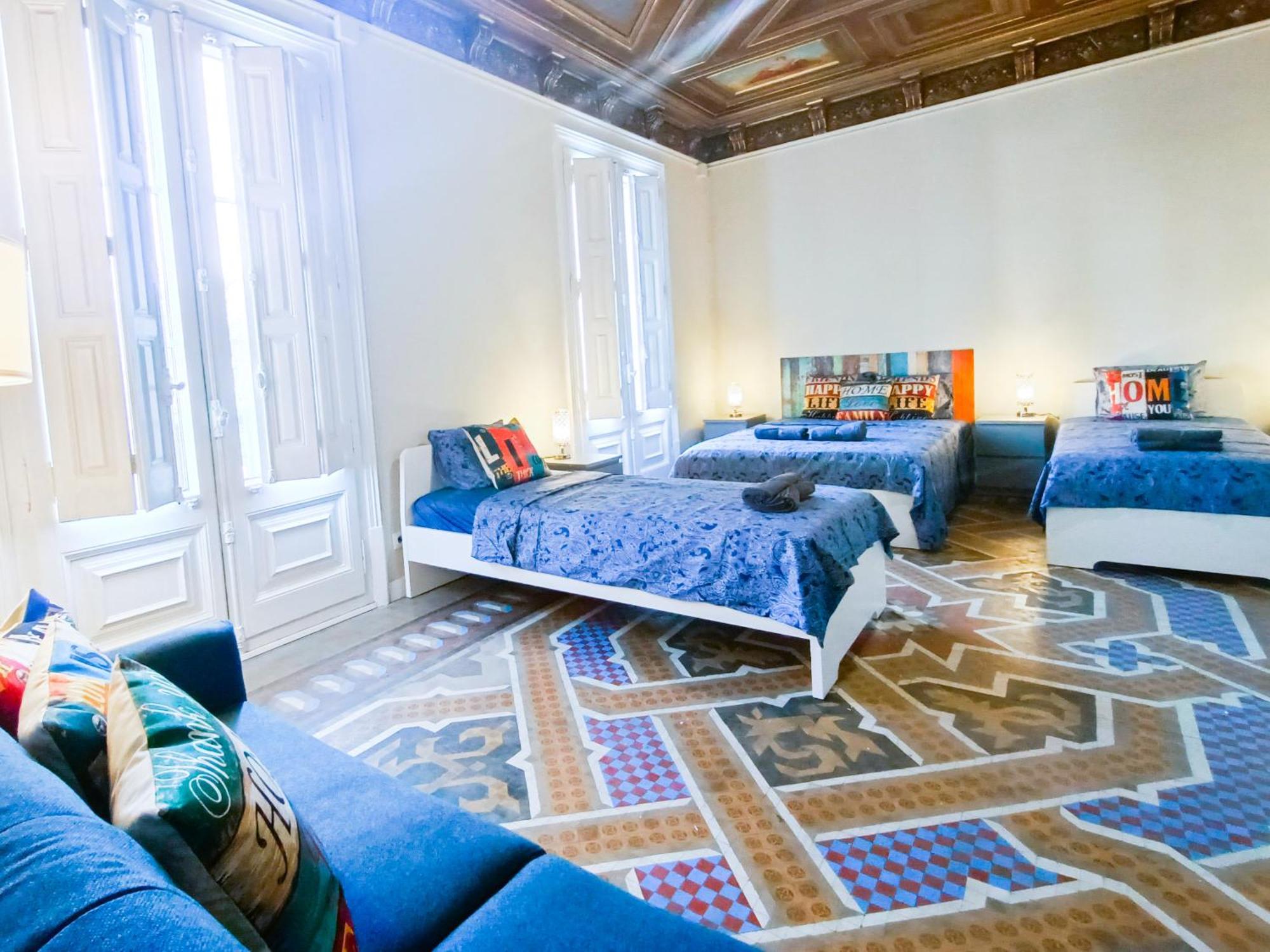 Oasis - Roger Lluria Hostal Barcelona