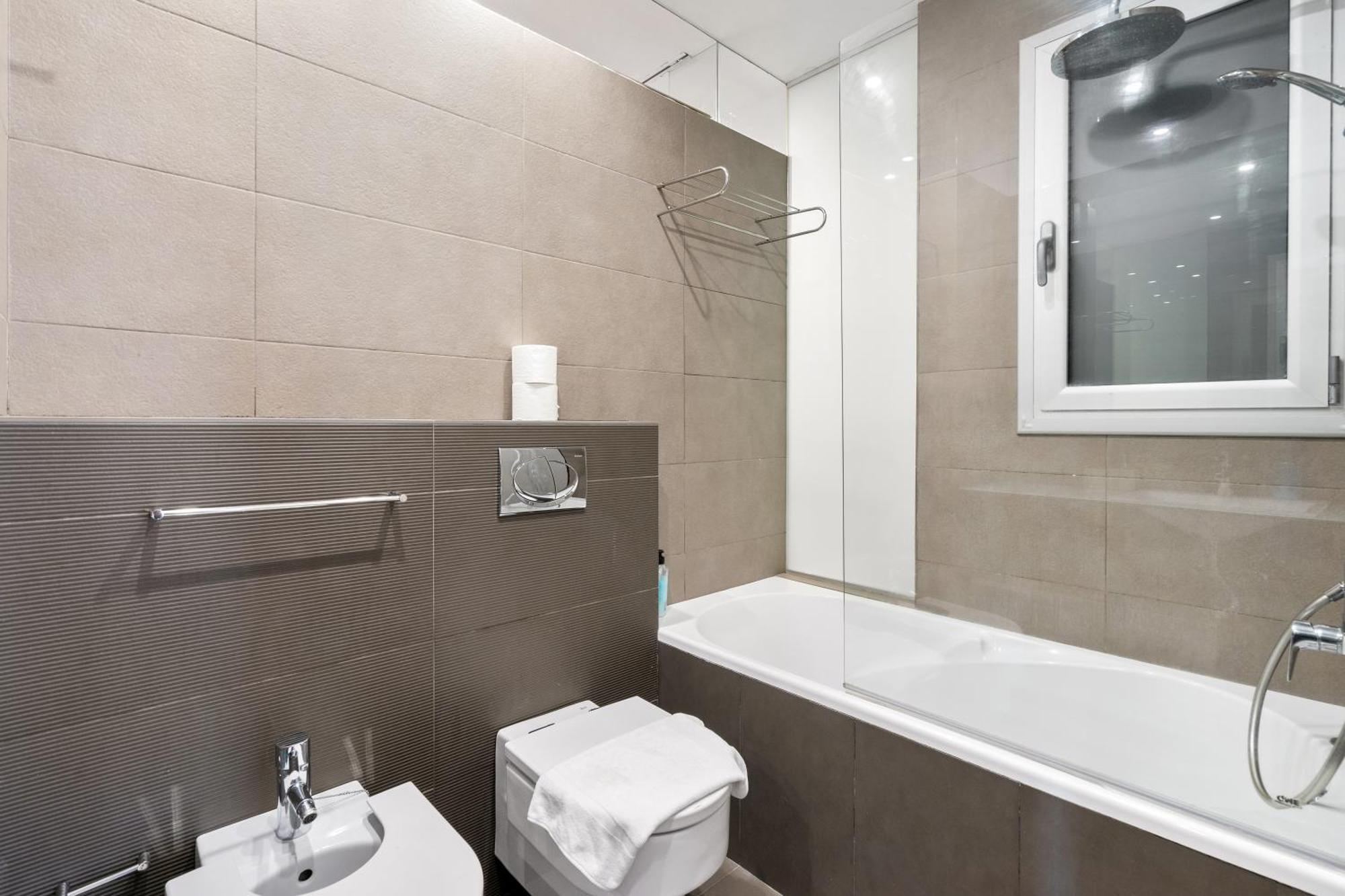 For Couples, Families And Groups, Center Apartment
