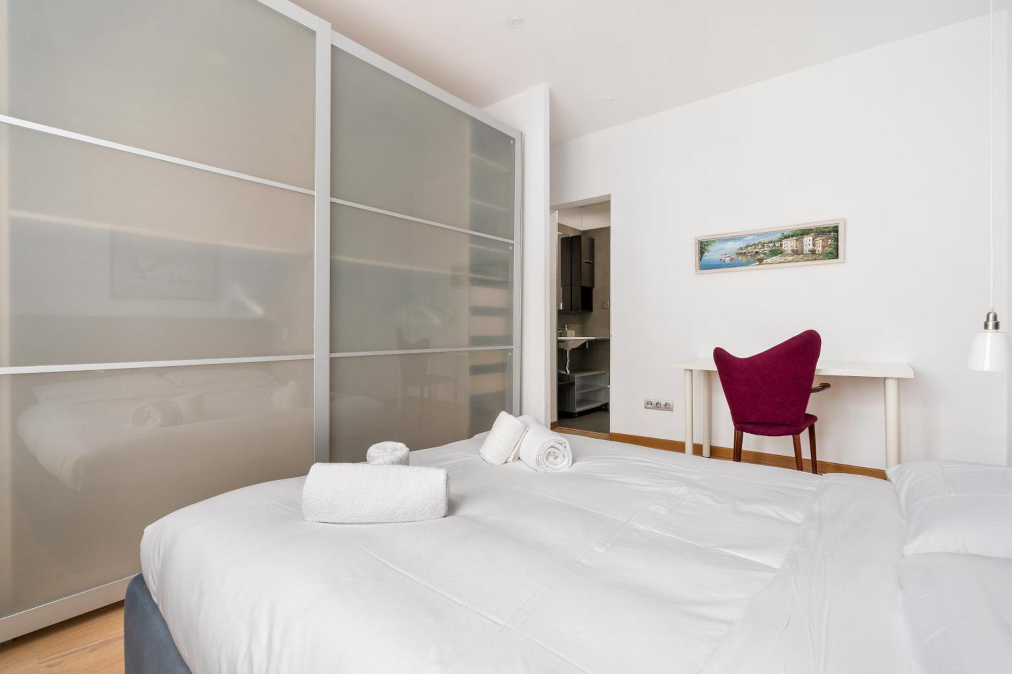 For Couples, Families And Groups, Center Apartment *