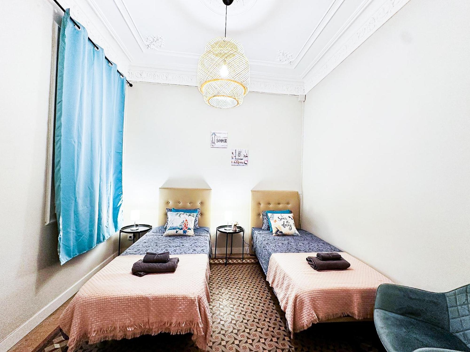 - Roger De Lluria Hostal
