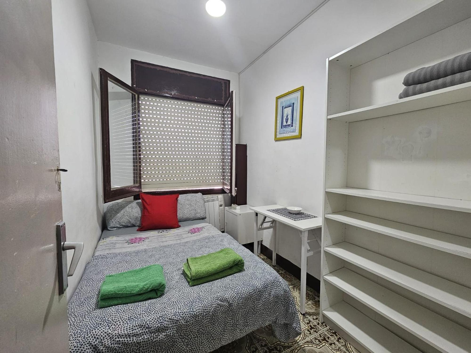 Poble Sec Nino House Hotel cápsula Barcelona