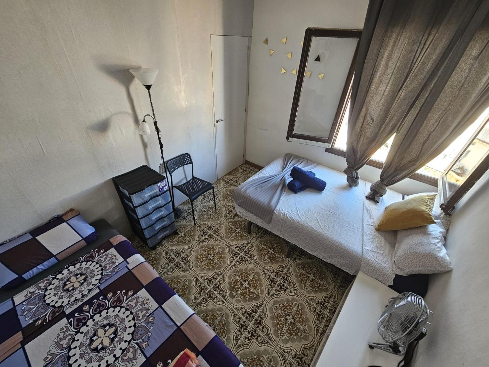 Hotel cápsula Poble Sec Nino House Barcelona