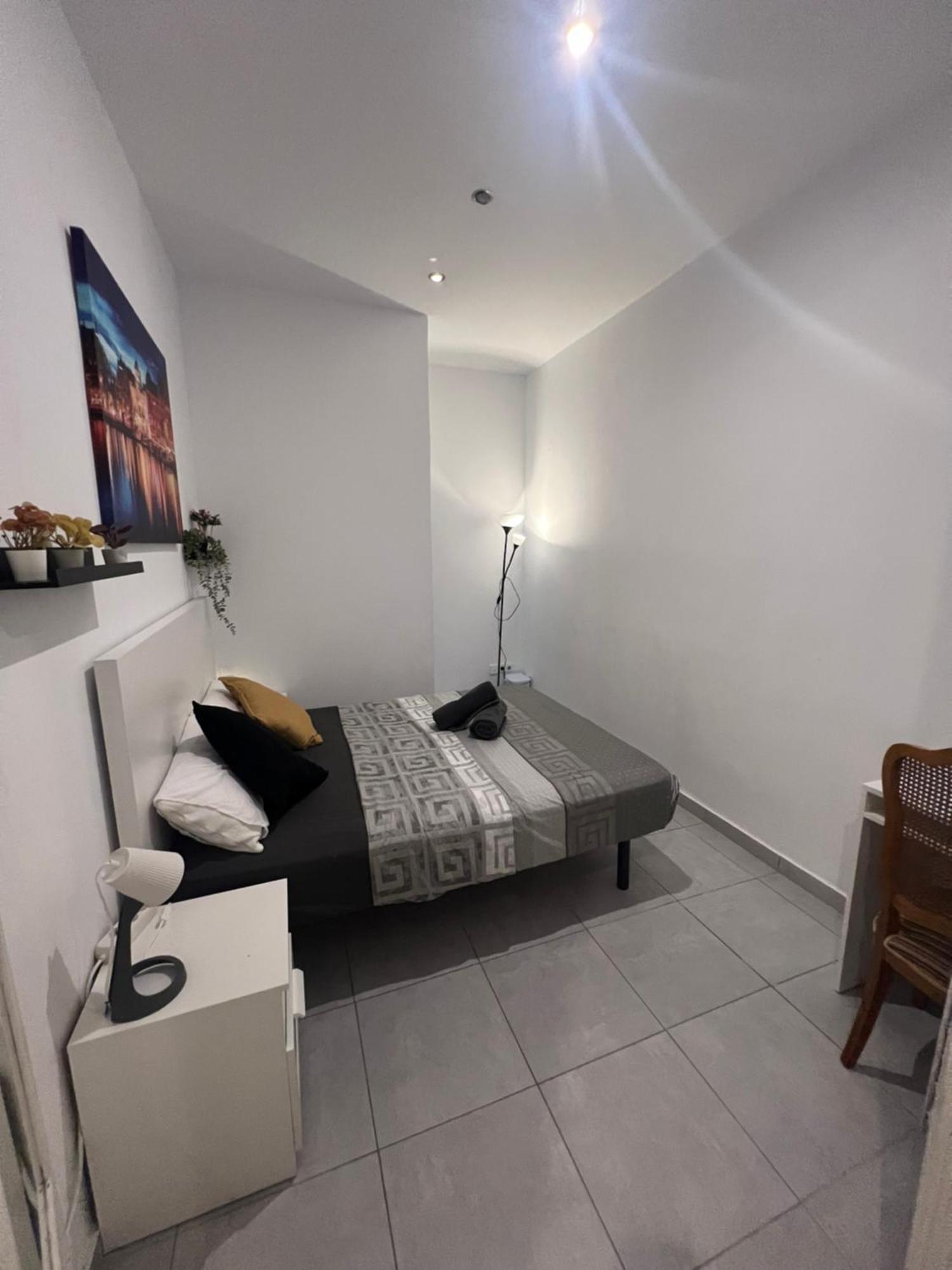 In Spacious In Center Apartment *