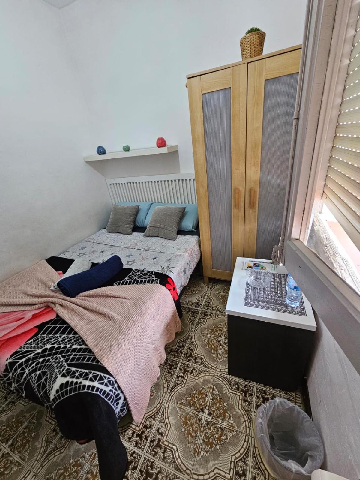 Poble Sec Nino House Hotel cápsula Barcelona