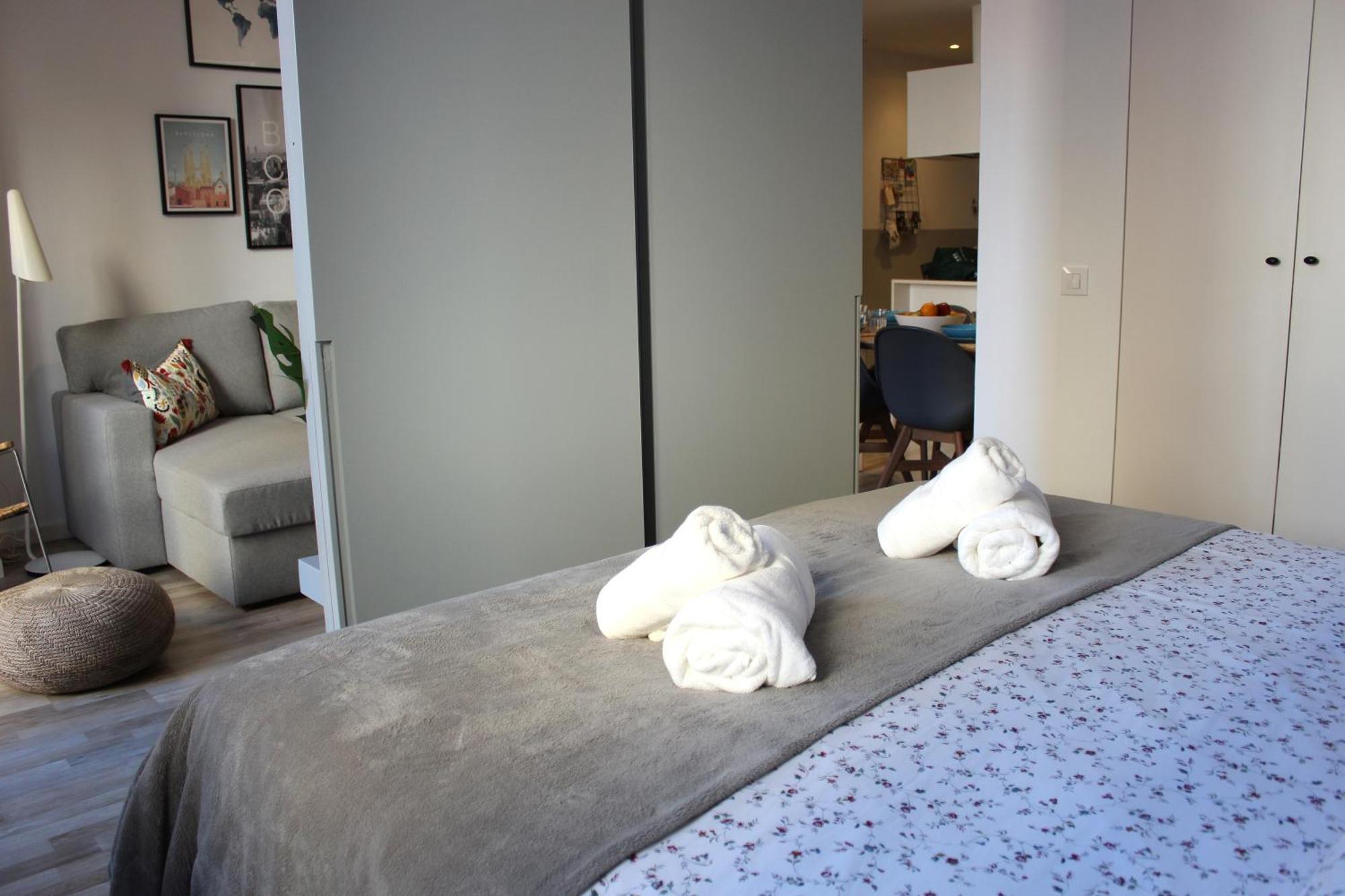 Apartamento Piso Nuevo Al Lado De La Sagrada Familia. *