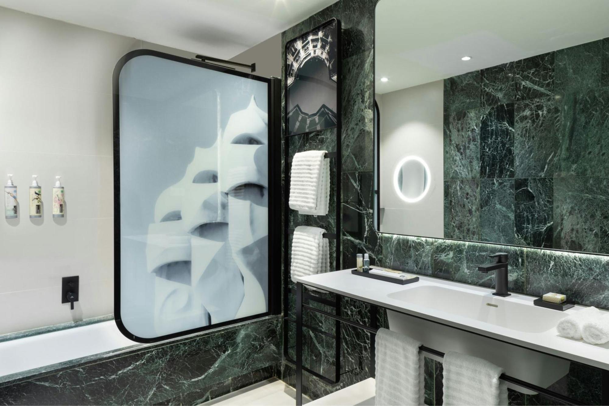 Renaissance Hotel 5*