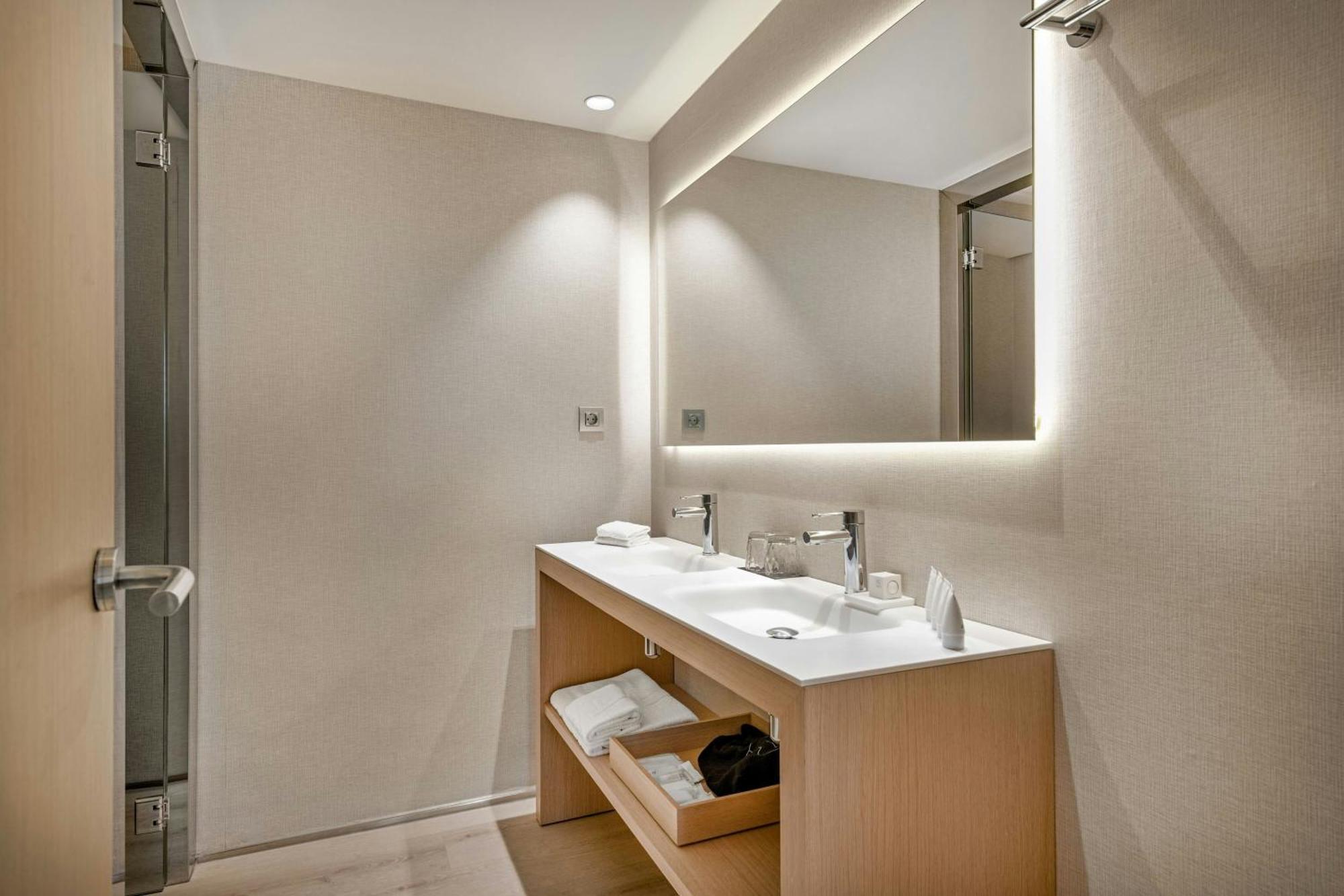 Hotel Ac Victoria By Marriott 4*