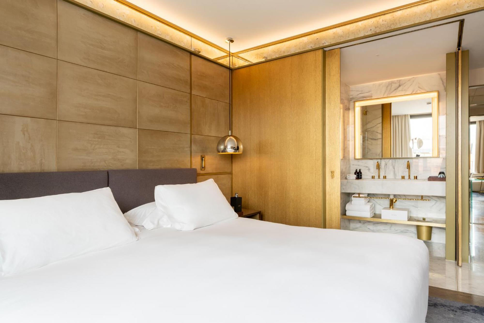 Almanac Hotel