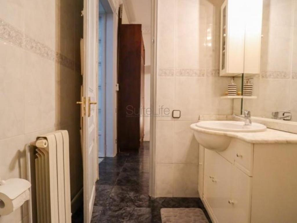 Apartamento Spacious Aptmt Close To Pl Universidad And Pl Catalunya, 2,5 Bedrooms, Balcony, Heating, Elevator Min 31 Nights *