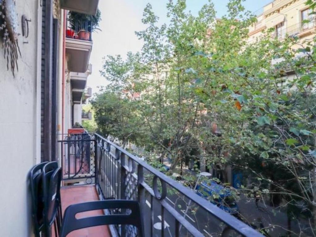 Spacious Aptmt Close To Pl Universidad And Pl Catalunya, 2,5 Bedrooms, Balcony, Heating, Elevator Min 31 Nights Barcelona