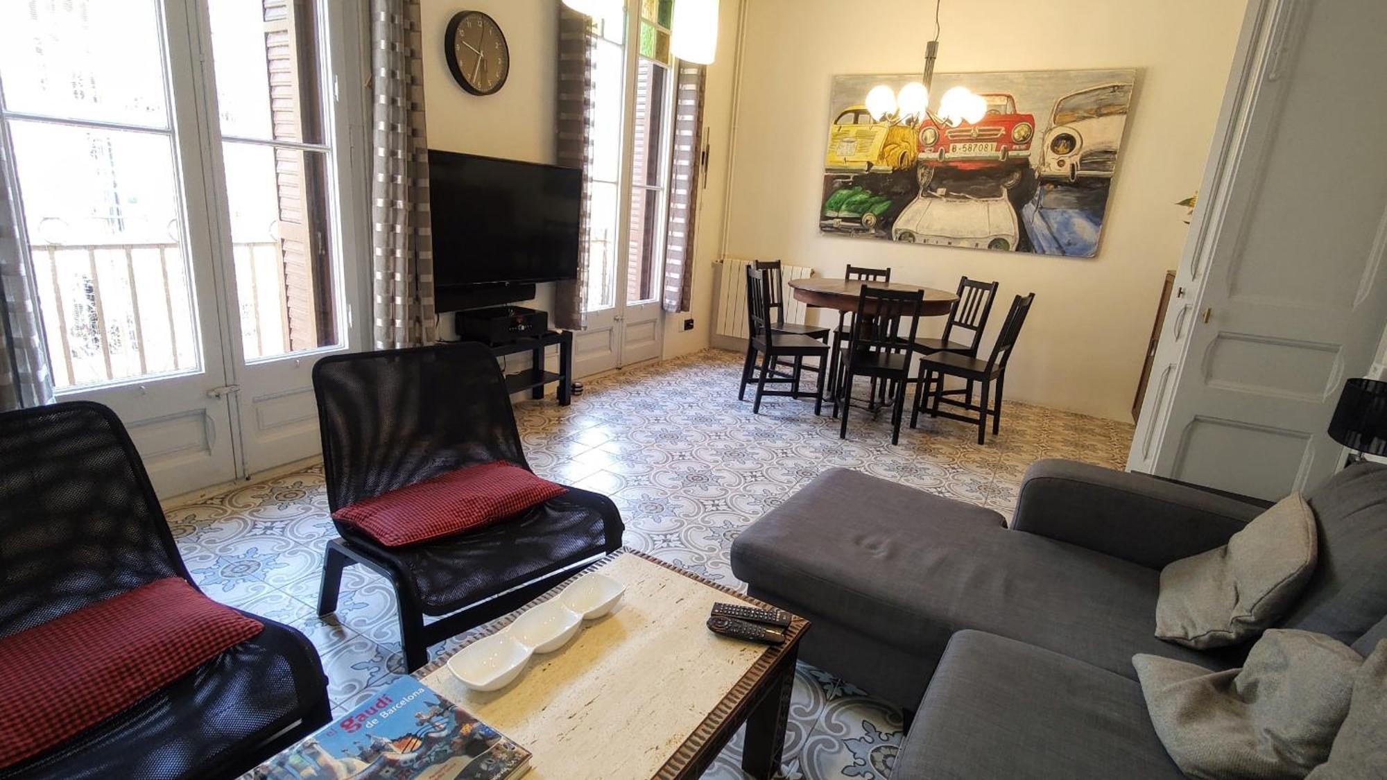 Spacious Aptmt Close To Pl Universidad And Pl Catalunya, 2,5 Bedrooms, Balcony, Heating, Elevator Min 31 Nights Barcelona