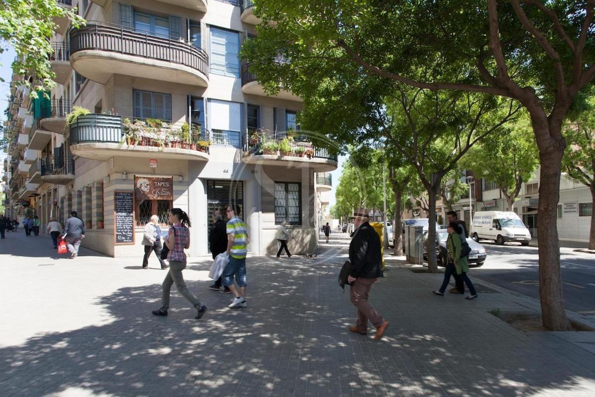Hermoso Junto A La Sagrada Familia * Barcelona